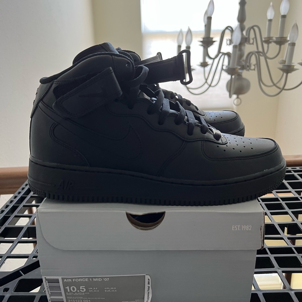 Black Nike Air Force 1 mid